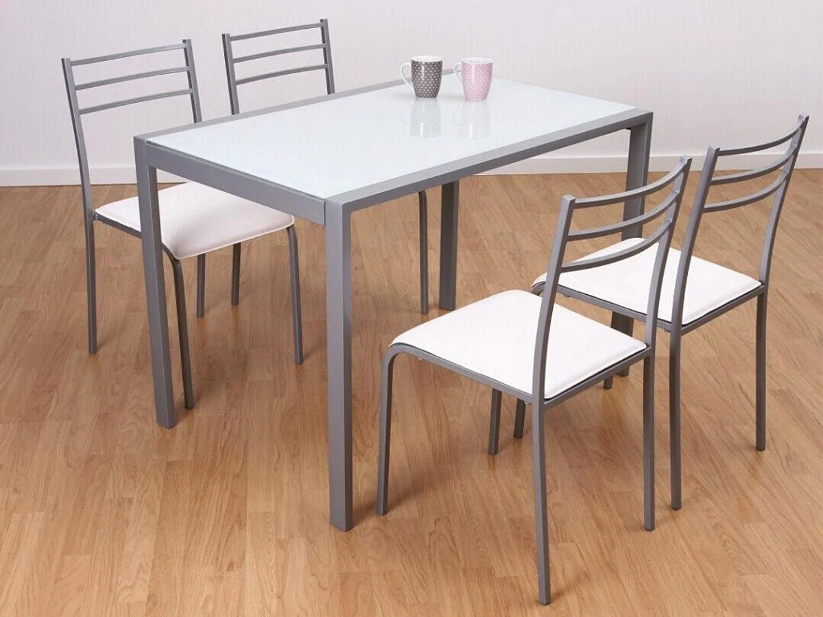 Conjunto de mesa + 4 sillas. Acabado blanco/gris. Mesa de cristal templado 8mm. Med: 75,5x110x70cm (99,95€)