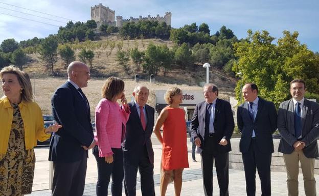 María José Salgueiro, delegada del Gobierno en Castilla y León; Jesús Julio Carnero, presidente de la Diputación de Valladolid; Milagros Marcos, consejera de Agricultura; Edmundo Bayón, presidente de Protos; Isabel García Tejerina, ministra de Agricultura; Juan Vicente Herrera, presidente de la Junta; Carlos Villar, director general de la bodega, y Roberto Díez, alcalde de Peñafiel. 