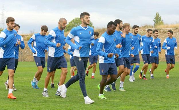 Los jugadores de la Ponferradina durante un entrenamiento.