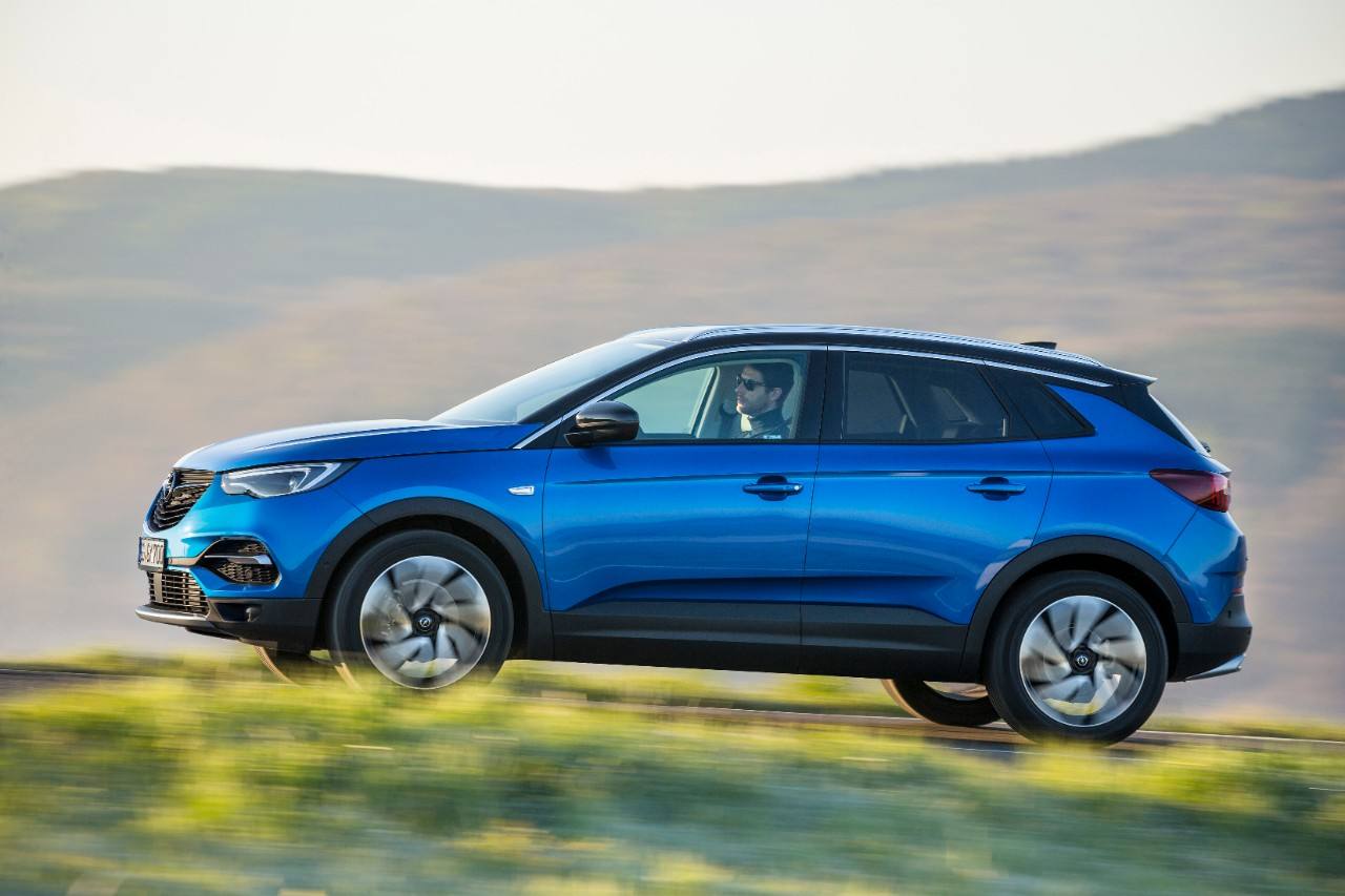 Opel empieza la comercialización del nuevo Grandland X, que llegará en breve a los concesionarios. La gama se compone de dos motores y dos niveles de equipamiento. Los precios, con descuento, arrancan desde 22.250 euros.