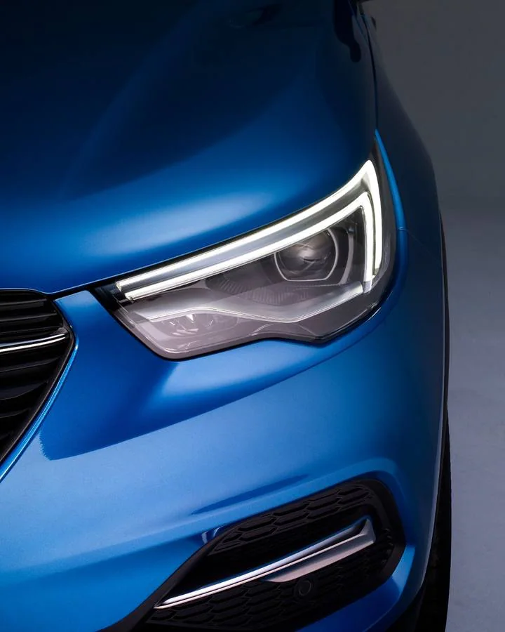 Opel empieza la comercialización del nuevo Grandland X, que llegará en breve a los concesionarios. La gama se compone de dos motores y dos niveles de equipamiento. Los precios, con descuento, arrancan desde 22.250 euros.