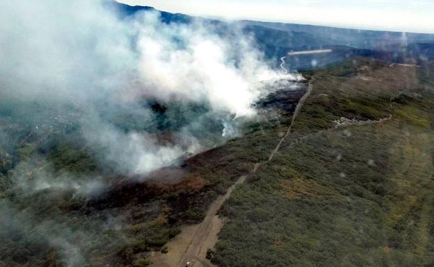 Vista aérea del incendio en Barrios de Luna.