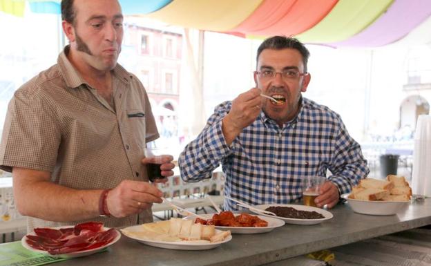 Ramón Benavides y Pedro Llamas inauguran la Feria de la Morcilla.