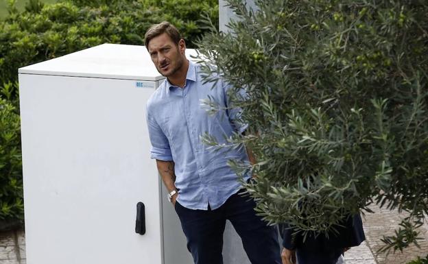 Totti asiste a un entrenamiento de la Roma. 