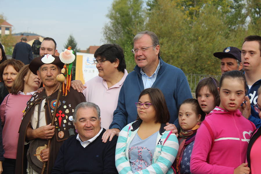 Puente Castro acoge la salida de la primera marcha ‘Camino de Santiago para todos’ con la que reivindicar vías a su paso por la provincia para las personas con movilidad reducida