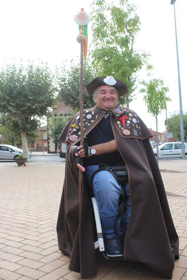 Puente Castro acoge la salida de la primera marcha ‘Camino de Santiago para todos’ con la que reivindicar vías a su paso por la provincia para las personas con movilidad reducida