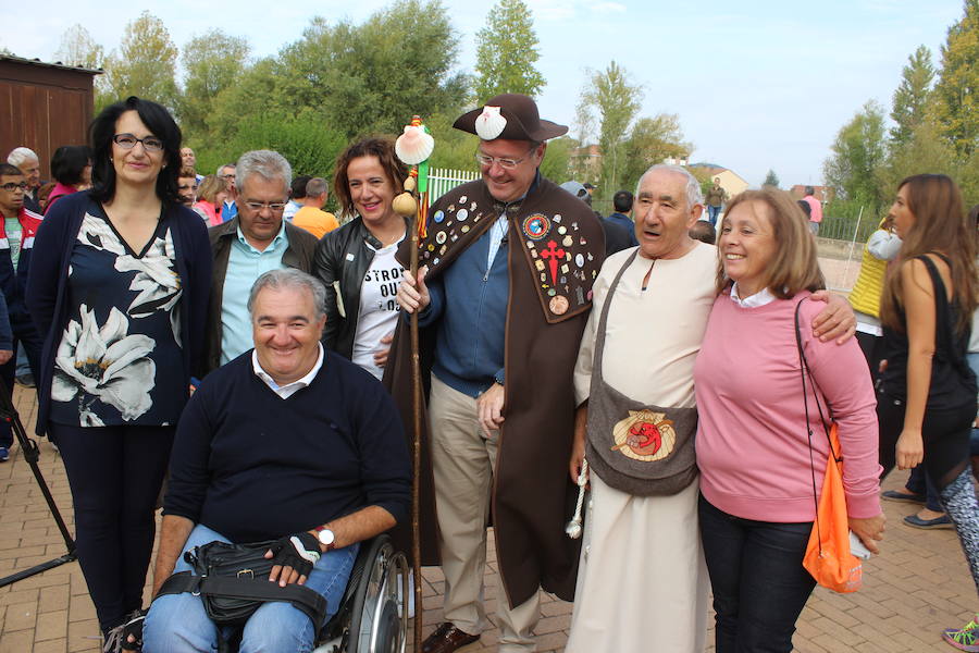 Puente Castro acoge la salida de la primera marcha ‘Camino de Santiago para todos’ con la que reivindicar vías a su paso por la provincia para las personas con movilidad reducida