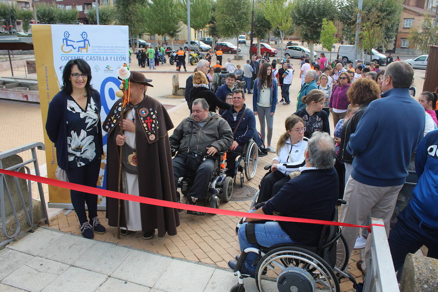 Puente Castro acoge la salida de la primera marcha ‘Camino de Santiago para todos’ con la que reivindicar vías a su paso por la provincia para las personas con movilidad reducida