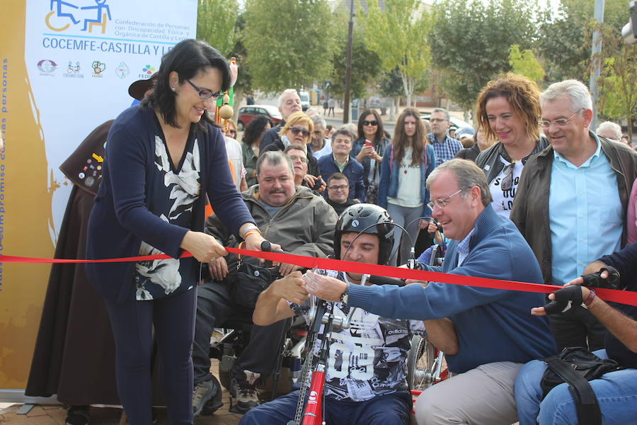 Puente Castro acoge la salida de la primera marcha ‘Camino de Santiago para todos’ con la que reivindicar vías a su paso por la provincia para las personas con movilidad reducida