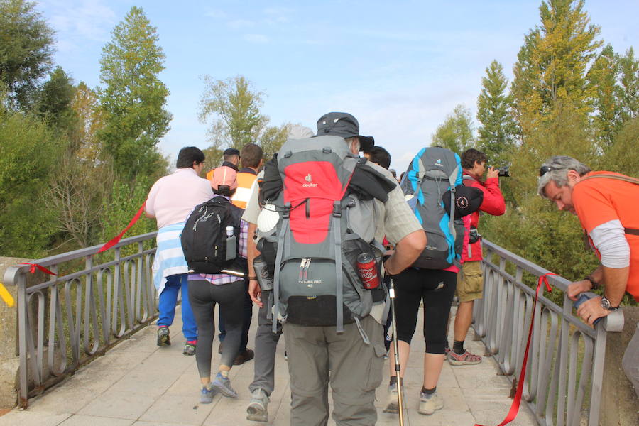 Puente Castro acoge la salida de la primera marcha ‘Camino de Santiago para todos’ con la que reivindicar vías a su paso por la provincia para las personas con movilidad reducida