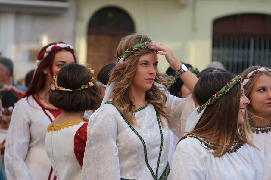 Las cien doncellas ya parten hacia las tierras del sur. Cincuenta nobles y cincuenta plebeyas que cada año forman un nefando tributo para evitar el ataque al Reino por parte de Abderramán I. Es la tradición que como cada año ha recorrido las calles de León para rememorar los tiempos en los que el emir de Córdoba recibía este tributo pactado con el rey astur Mauregato, quien intentaba evitar el ataque árabe en tierras cristianas