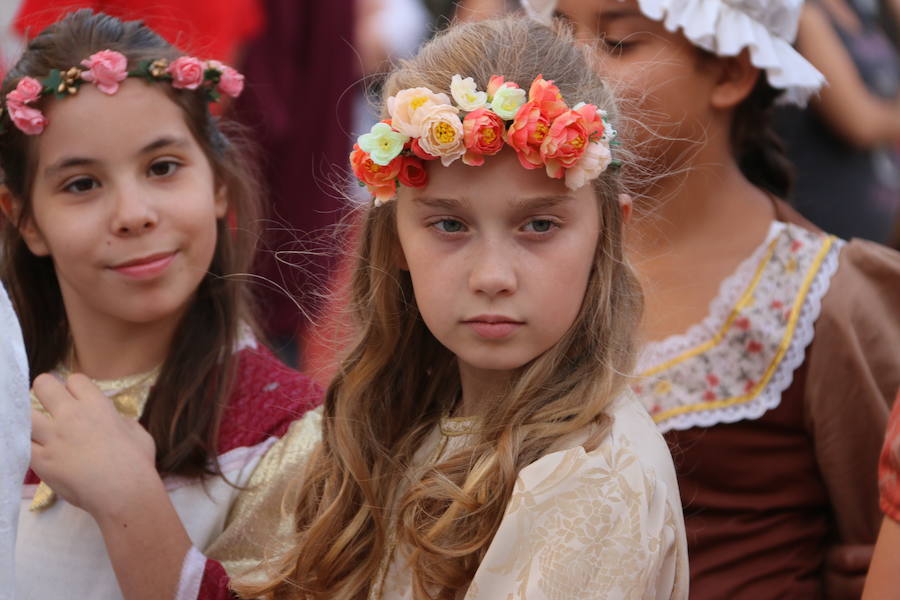 Las cien doncellas ya parten hacia las tierras del sur. Cincuenta nobles y cincuenta plebeyas que cada año forman un nefando tributo para evitar el ataque al Reino por parte de Abderramán I. Es la tradición que como cada año ha recorrido las calles de León para rememorar los tiempos en los que el emir de Córdoba recibía este tributo pactado con el rey astur Mauregato, quien intentaba evitar el ataque árabe en tierras cristianas