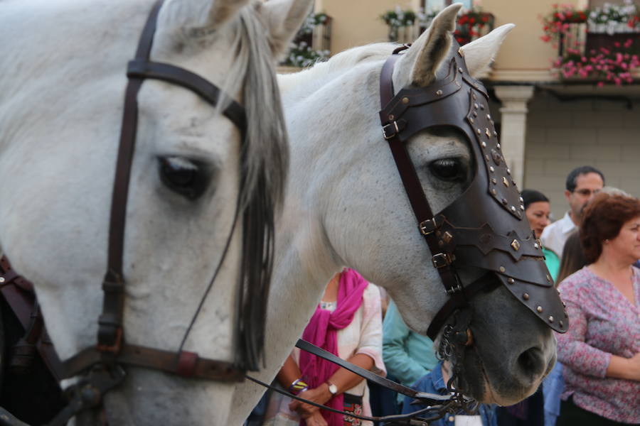 Las cien doncellas ya parten hacia las tierras del sur. Cincuenta nobles y cincuenta plebeyas que cada año forman un nefando tributo para evitar el ataque al Reino por parte de Abderramán I. Es la tradición que como cada año ha recorrido las calles de León para rememorar los tiempos en los que el emir de Córdoba recibía este tributo pactado con el rey astur Mauregato, quien intentaba evitar el ataque árabe en tierras cristianas