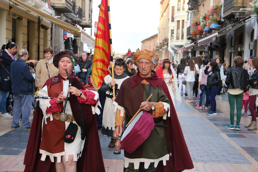 Las cien doncellas ya parten hacia las tierras del sur. Cincuenta nobles y cincuenta plebeyas que cada año forman un nefando tributo para evitar el ataque al Reino por parte de Abderramán I. Es la tradición que como cada año ha recorrido las calles de León para rememorar los tiempos en los que el emir de Córdoba recibía este tributo pactado con el rey astur Mauregato, quien intentaba evitar el ataque árabe en tierras cristianas