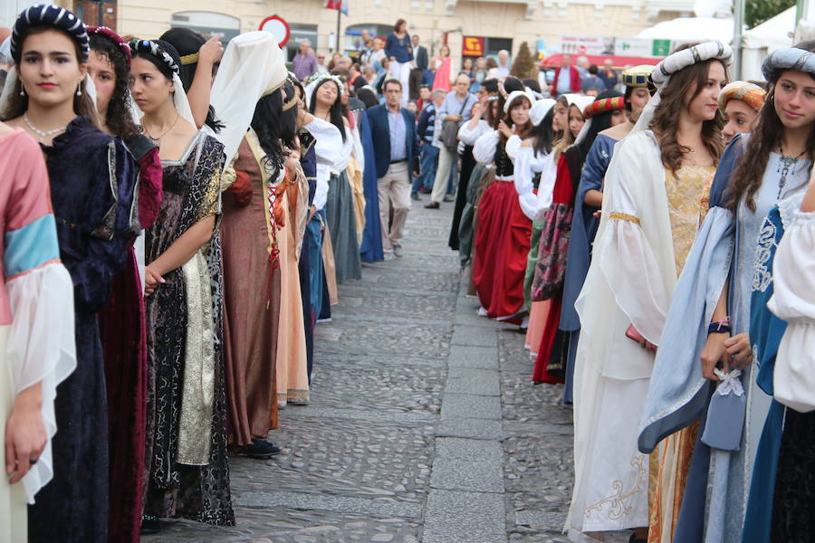 Las cien doncellas ya parten hacia las tierras del sur. Cincuenta nobles y cincuenta plebeyas que cada año forman un nefando tributo para evitar el ataque al Reino por parte de Abderramán I. Es la tradición que como cada año ha recorrido las calles de León para rememorar los tiempos en los que el emir de Córdoba recibía este tributo pactado con el rey astur Mauregato, quien intentaba evitar el ataque árabe en tierras cristianas