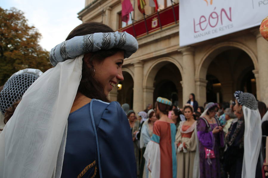 Las cien doncellas ya parten hacia las tierras del sur. Cincuenta nobles y cincuenta plebeyas que cada año forman un nefando tributo para evitar el ataque al Reino por parte de Abderramán I. Es la tradición que como cada año ha recorrido las calles de León para rememorar los tiempos en los que el emir de Córdoba recibía este tributo pactado con el rey astur Mauregato, quien intentaba evitar el ataque árabe en tierras cristianas