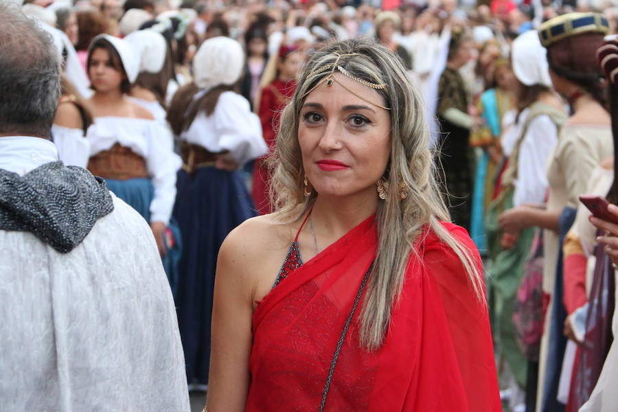 Las cien doncellas ya parten hacia las tierras del sur. Cincuenta nobles y cincuenta plebeyas que cada año forman un nefando tributo para evitar el ataque al Reino por parte de Abderramán I. Es la tradición que como cada año ha recorrido las calles de León para rememorar los tiempos en los que el emir de Córdoba recibía este tributo pactado con el rey astur Mauregato, quien intentaba evitar el ataque árabe en tierras cristianas