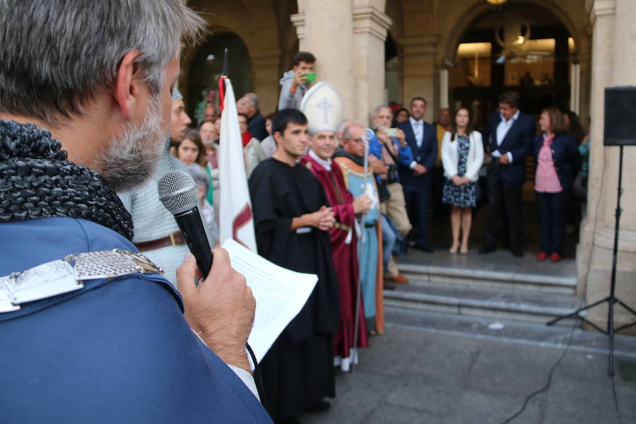 Las cien doncellas ya parten hacia las tierras del sur. Cincuenta nobles y cincuenta plebeyas que cada año forman un nefando tributo para evitar el ataque al Reino por parte de Abderramán I. Es la tradición que como cada año ha recorrido las calles de León para rememorar los tiempos en los que el emir de Córdoba recibía este tributo pactado con el rey astur Mauregato, quien intentaba evitar el ataque árabe en tierras cristianas