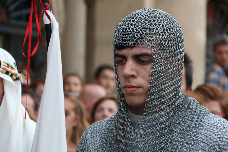 Las cien doncellas ya parten hacia las tierras del sur. Cincuenta nobles y cincuenta plebeyas que cada año forman un nefando tributo para evitar el ataque al Reino por parte de Abderramán I. Es la tradición que como cada año ha recorrido las calles de León para rememorar los tiempos en los que el emir de Córdoba recibía este tributo pactado con el rey astur Mauregato, quien intentaba evitar el ataque árabe en tierras cristianas