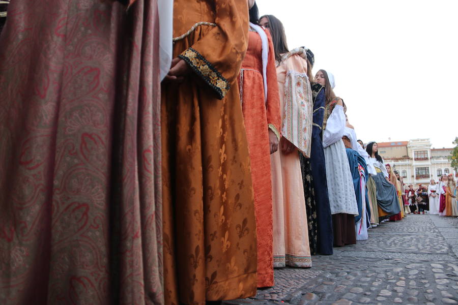 Las cien doncellas ya parten hacia las tierras del sur. Cincuenta nobles y cincuenta plebeyas que cada año forman un nefando tributo para evitar el ataque al Reino por parte de Abderramán I. Es la tradición que como cada año ha recorrido las calles de León para rememorar los tiempos en los que el emir de Córdoba recibía este tributo pactado con el rey astur Mauregato, quien intentaba evitar el ataque árabe en tierras cristianas