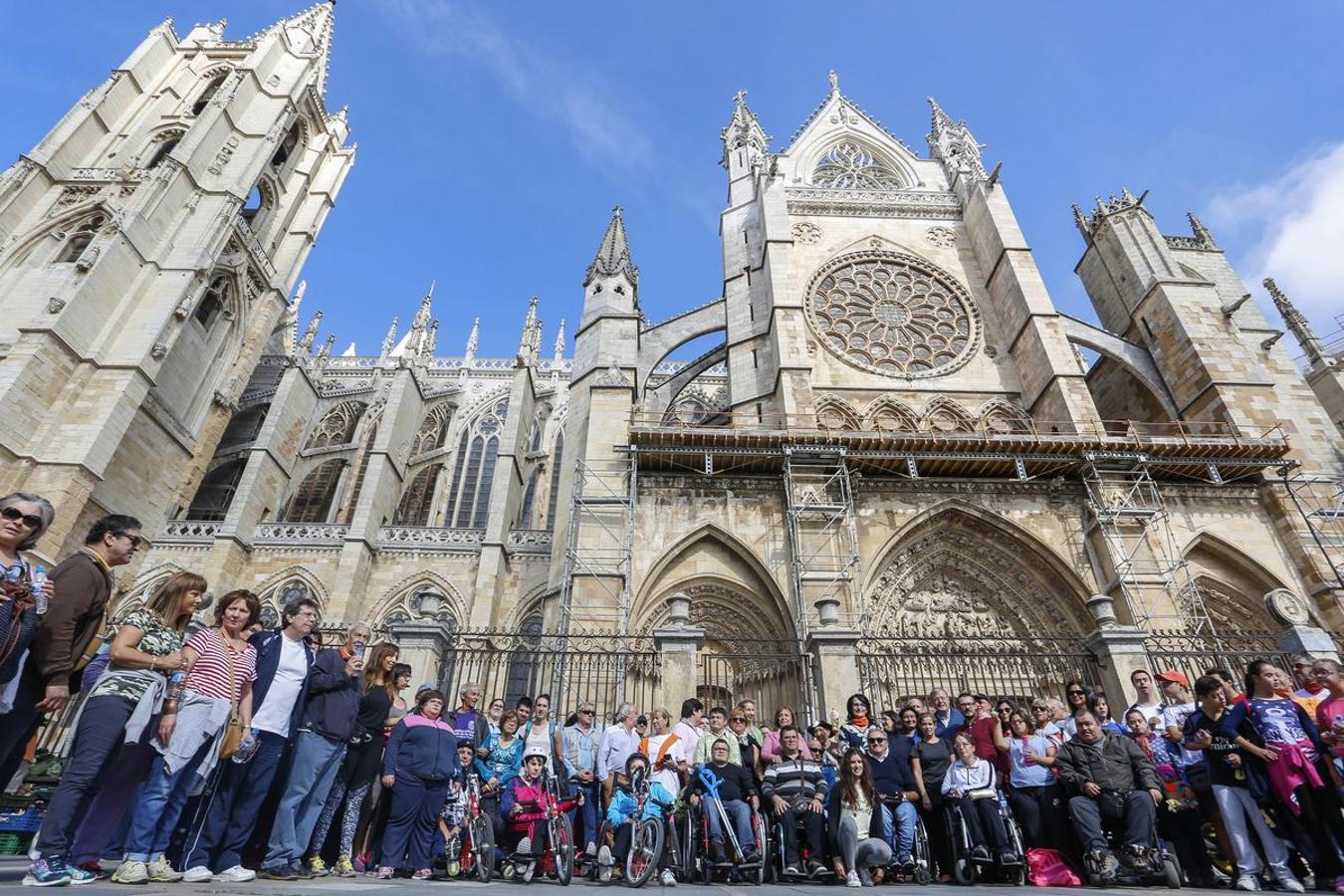 El alcalde de León, Antonio Silván y la subdelegada del Gobierno, Teresa Mata, entre otras autoridades, participan en una pequeña marcha desde el puente de Puente Castro y hasta la catedral de León organizada por la Confederación de Personas con Discapacidad Física y Orgánica de Castilla y León (Cocemfe)