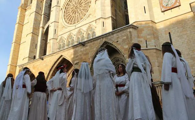 Galería. Las doncellas han recorrido las calles de la capital leonesa.