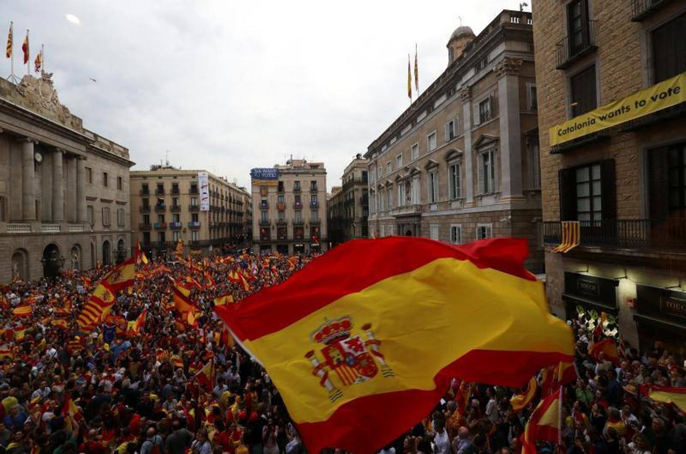 Miles de personas se han manifestado en Barcelona contra el 1-O.