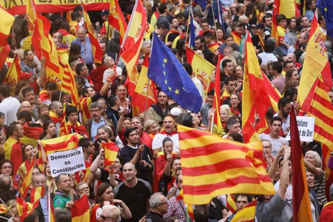 Miles de personas se han manifestado en Barcelona contra el 1-O.