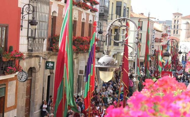 Desfiles de pendones en la calle Ancha.