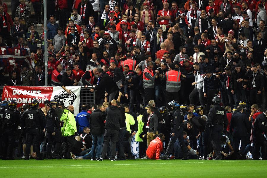 Una grada del Estadio de la Licorne se vino abajo tras el gol del francés Ballo-Touré, que desencadenó la caída de varios aficionados visitantes.