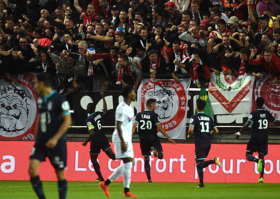 Una grada del Estadio de la Licorne se vino abajo tras el gol del francés Ballo-Touré, que desencadenó la caída de varios aficionados visitantes.