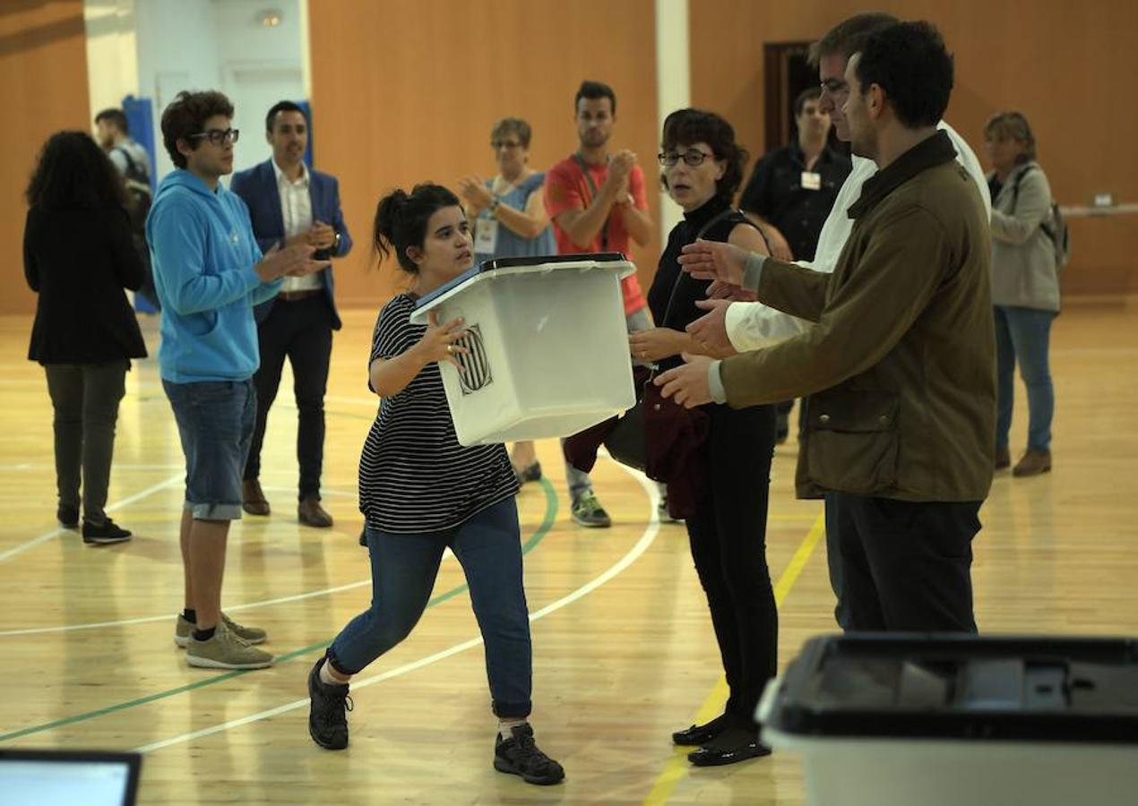 En varios puntos de Cataluña se han vivido momentos de tensión, entre manifestantes y agentes de policía, durante el referéndum soberanista