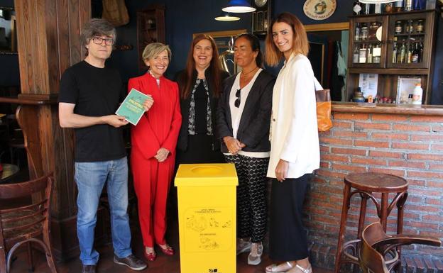 Imagen principal - Ayuntamiento y Ecoembes reparten contenedores a los 112 establecimientos del Húmedo de la campaña de recogida selectiva