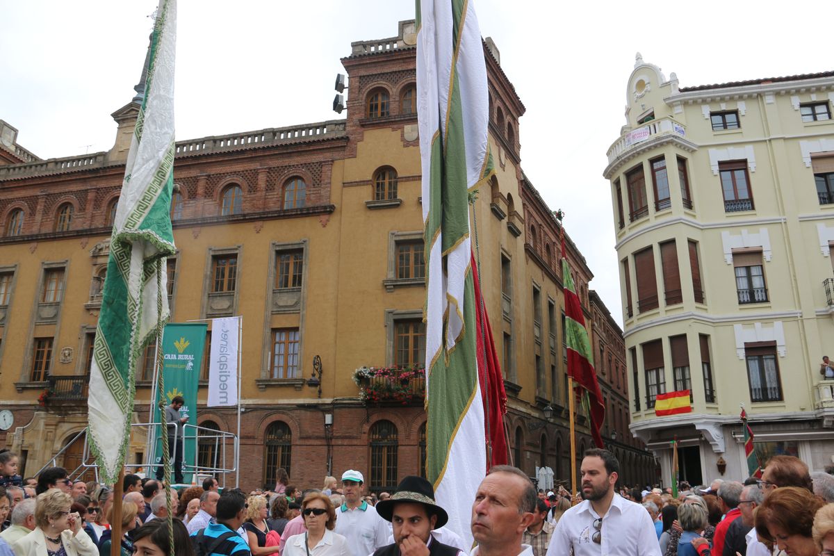 Los pendones de la provincia llenan de color la capital leonesa