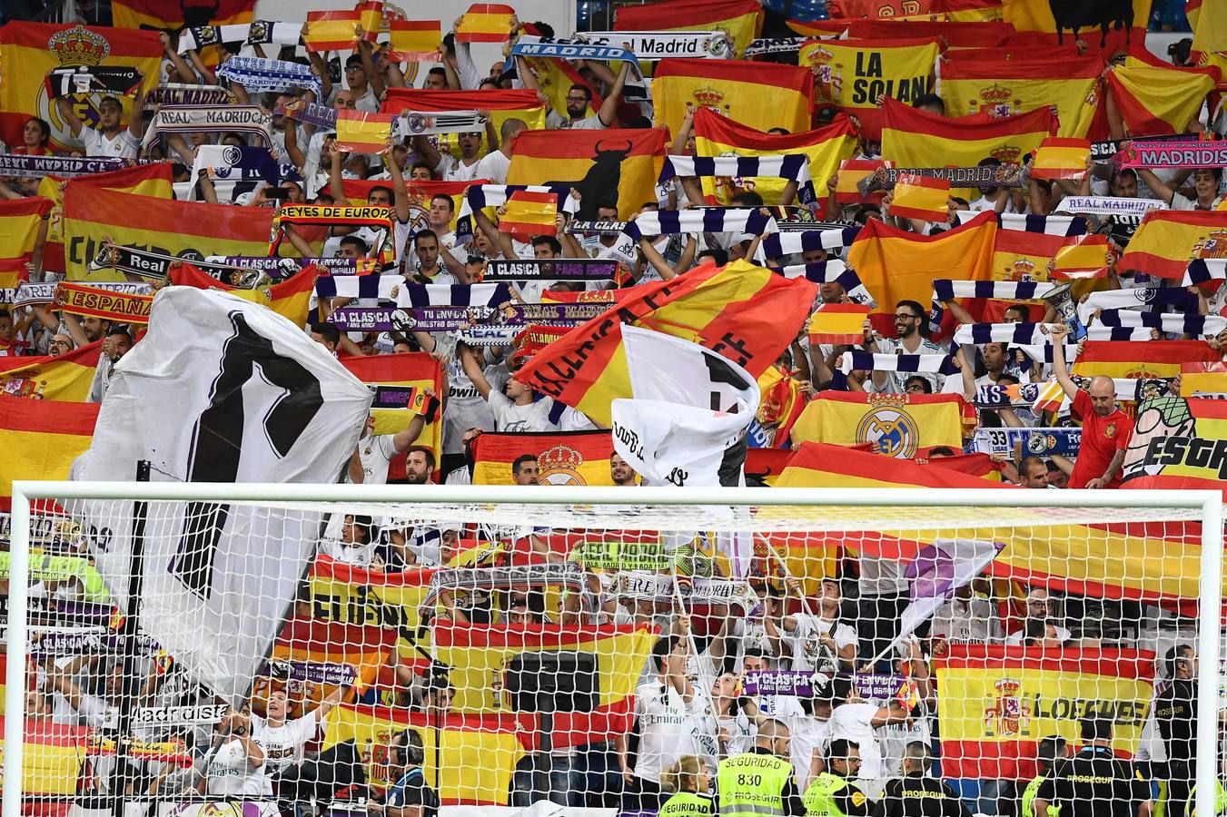 Partido correspondiente a la séptima jornada de Liga entre el Real Madrid y el Espanyol, en el Santiago Bernabéu. 