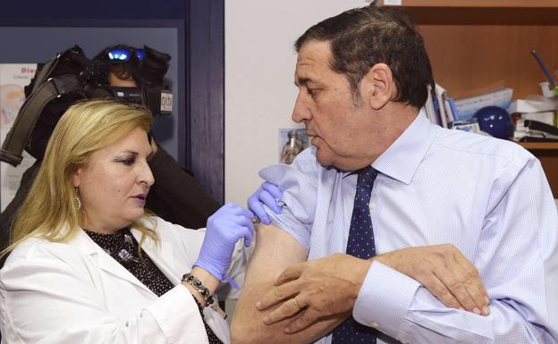 El consejero de Sanidad de la Junta de Castilla y León, Antonio Sáez Aguado, abrió la campaña de vacunación del año pasado.