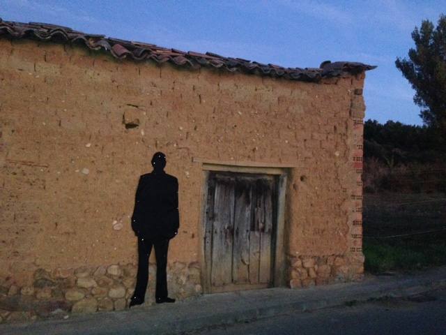 La artista Gloria Rubio Largo acerca su proyecto ‘Vacíos del pasado’ a la localidad leonesa de Ambasaguas de Curueño después de pasar por distintos puntos de la Comunidad. 'Vacíos del pasado' es un proyecto de intervención artística a través de siluetas de fieltro negras en espacios urbanos que están siendo abandonados, que hace un pequeño homenaje a los que se fueron, a los emigrantes