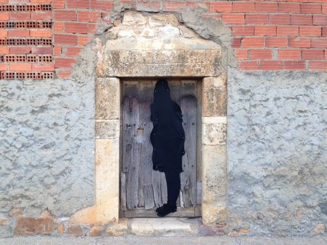 La artista Gloria Rubio Largo acerca su proyecto ‘Vacíos del pasado’ a la localidad leonesa de Ambasaguas de Curueño después de pasar por distintos puntos de la Comunidad. 'Vacíos del pasado' es un proyecto de intervención artística a través de siluetas de fieltro negras en espacios urbanos que están siendo abandonados, que hace un pequeño homenaje a los que se fueron, a los emigrantes