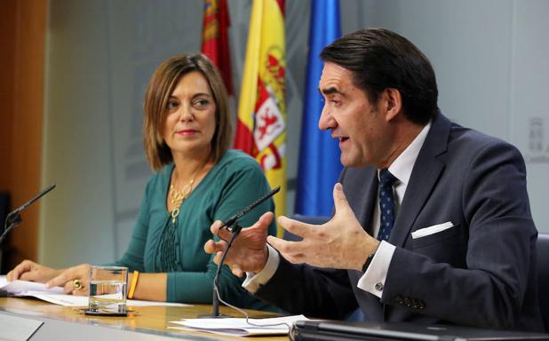 La consejera de Agricultura y Ganadería y portavoz de la Junta de Castilla y León, Milagros Marcos, informa en rueda de prensa de los asuntos tratados en el Consejo de Gobierno. Junto a ella, el consejero de Fomento y Medio Ambiente, Juan Carlos Suárez-Quiñones. 