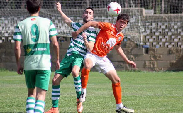 Víctor pelea un balón ante Unionistas.