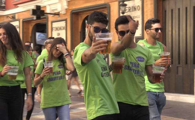 Galería. Las peñas, a su paso por la calle Ancha.