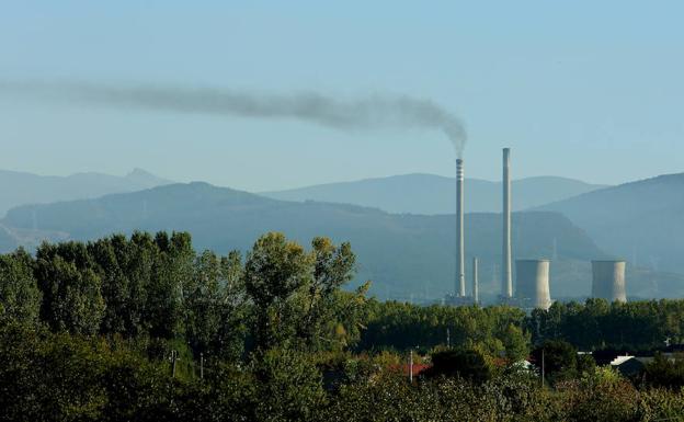 Notable nube de humo visible desde todo el Bierzo originada por la puesta en marcha. 