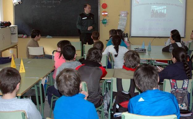 Una agente de la Guardia Civil imparte un taller sobre el acoso en un colegio de Castilla y León. 