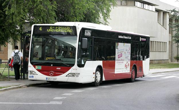 Un autobús urbano en la Universidad de León.