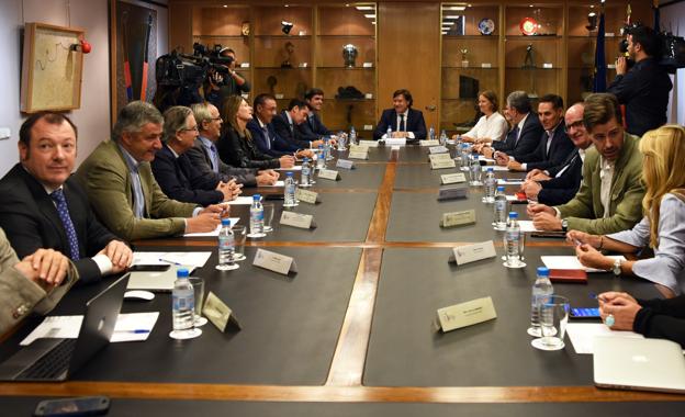 José Ramón Lete, durante su reunión con presidentes de federaciones. 