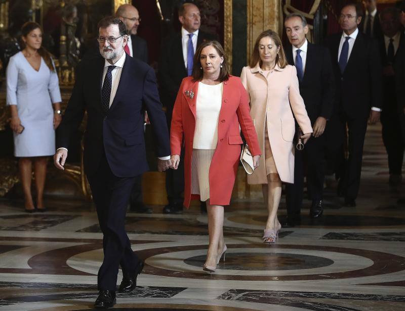 Consternación y gestos serios han sido la tónica general en la tradicional recepción que los Reyes ofrecen en el Palacio Real tras el desfile del 12 de octubre