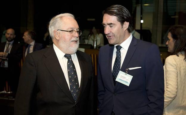 Arias Cañete junto al consejero de Fomento de Castilla y León.