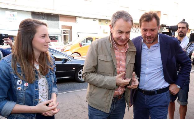 El presidente del Gobierno José Luis Rodríguez Zapatero y el alcalde de Valladolid, Óscar Puente, conversan junto a la secretaria general de JSE-Castilla y León. 