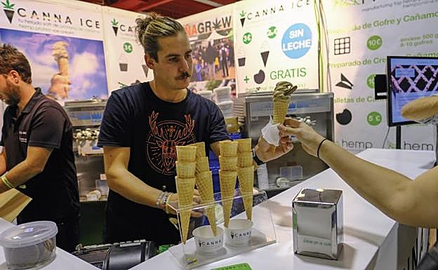 Un puesto de helados de cannabis en la feria ‘Spannabis’, que se celebra en Madrid.