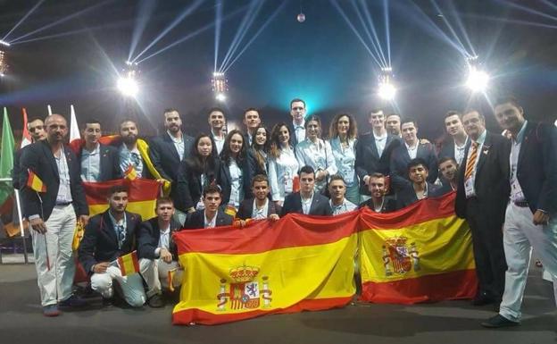Imagen principal - El equipo español, durante su participación en Abu Dabi.